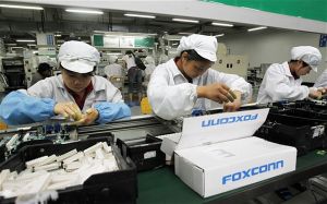 Foxconn trece de la producţia de iPhone la cea de măşti medicale