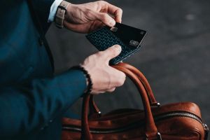 Utilizatorii Revolut pot să cumpere şi să vândă aur direct din aplicaţie