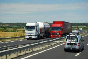 Transportatorii solicită CE şi Guvernului să permită şoferilor să ajungă la camioanele aflate în Europa de Vest