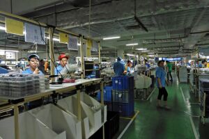 Economia chineză se relansează, după prăbuşirea din primele două luni 