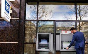 Alpha Bank face tranziţia către o generaţie nouă de ATM-uri