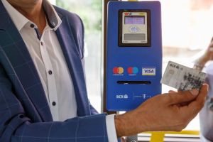 Craiova introduce plata cu cardul contactless în mijloacele de transport public