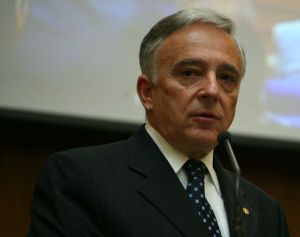 CNSAS cere justiţiei să constate calitatea lui Isărescu de colaborator al Securităţii