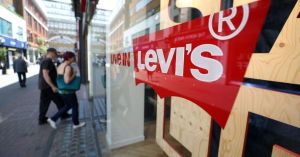 Levi Strauss va renunţa la 15% din forţa de muncă corporativă