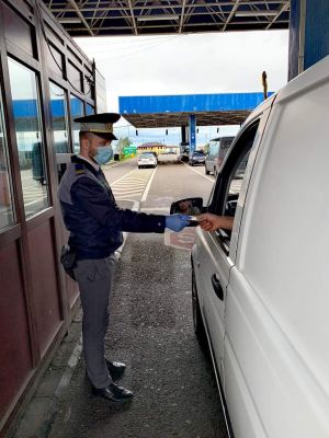 Migranţi vietnamezi, prinşi într-un camion cu pufuleţi la graniţa cu Ungaria