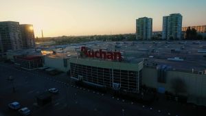 Auchan România, amendat pentru că s-ar fi înţeles cu alţi retaileri la fixarea preţurilor în detrimentul clienţilor