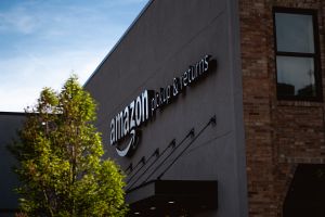 Un tribunal din California a decis că Amazon poate fi trasă la răspundere pentru rănile provocate de produsele defecte ale comercianţilor terţi