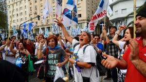 Mii de argentinieni manifestează împotriva izolării