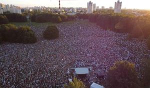 Sute de protestatari belaruşi s-au adunat miercuri seara la Minsk