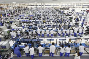 Foxconn şi alte firme asiatice ar putea să-şi mute liniile de producţie în Mexic