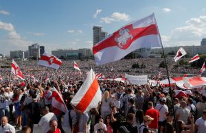 La Belarus protestatarii cântă poliţiştilor înarmaţi cu tunuri cu apă