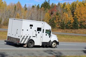 Jaf ca în filme: Atacatorii au oprit un camion blindat din mers şi au furat 9 milioane de euro