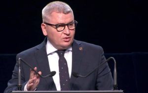 "Nu participăm şi nu votăm moţiunea baronilor PSD"