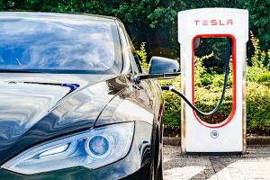 Acţiunile Tesla au scăzut, miercuri, cu până la 15%