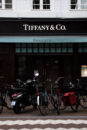 Grupul LVMH renunţă la preluarea de 16,2 miliarde de dolari a Tiffany