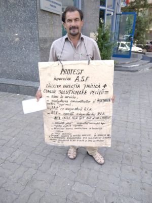 Un păgubit RCA protestează în faţa sediului ASF