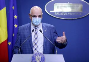 Raed Arafat a răspuns: "Dacă o persoană nu vrea să poarte masca, nu i se permite accesul în secţia de votare. Ţi se permite accesul dacă porţi mască, dacă te dezinfectezi pentru că atingi pixul, ştampila când votezi".