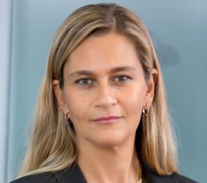 Murielle Lorilloux, CEO Vodafone România: "Faptul că am devenit o companie de comunicaţii complet integrată reprezintă pentru noi un catalizator care ne va permite să continuăm să inovăm şi să le oferim românilor noi soluţii convergente competitive pentru comunicare şi divertisment şi cele mai bune opţiuni pentru a fi mereu conectaţi, oriunde şi oricând. Mă bucur să aducem în casele românilor o nouă inovaţie şi o nouă experienţă de divertisment, cu serviciul Vodafone TV, alături de o ofertă convergentă şi mai puternică, Vodafone ONE".