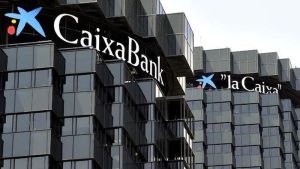 Caixabank şi Bankia formează cel mai mare grup bancar spaniol, cu active de 650 de miliarde de dolari