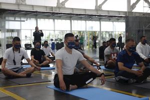 Poliţia columbiană participă la ateliere de yoga pentru controlul reacţiilor violente