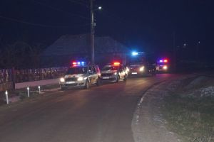 Trei persoane, rănite după ce o autospecială de poliţie a luat foc în urma unui accident