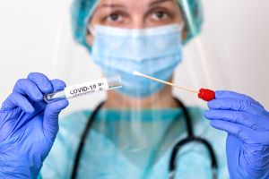 Synevo lansează un test care detectează simultan virusul Covid-19 şi gripa sezonieră