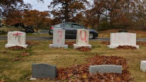 Un cimitir evreiesc a fost vandalizat cu mesaje pro-Trump