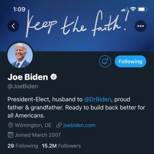 Biden şi Harris şi-au schimbat statusurile pe Twitter