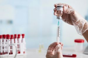 Comisia Europeană semnează un contract cu Pfizer şi BioNTech pentru 300 de milioane de doze de vaccin