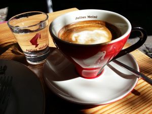 Cea mai simpla metoda de a te bucura de cafea Julius Meinl la birou!