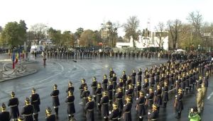 Două persoane au încercat să forţeze filtrul jandarmilor de la ceremoniile restrânse de Ziua Naţională