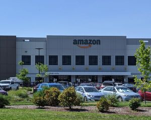 Peste 400 de parlamentari din 34 de ţări susţin campania "Make Amazon Pay"