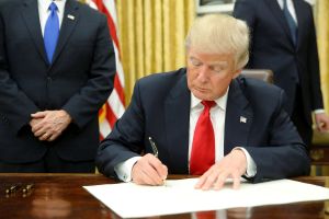 Donald Trump a semnat un decret prin care se acordă prioritate livrărilor de vaccinuri în SUA