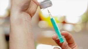 Opt angajaţi de la un cămin de vârstnici au primit din greşeală supradoze de vaccin