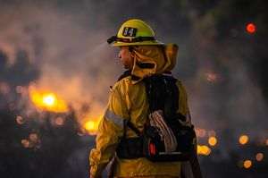 O femeie a murit şi alte 46 de persoane au fost evacuate, în urma unui incendiu 