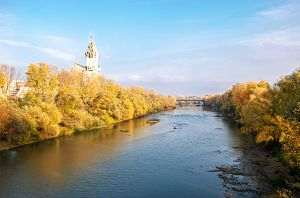 Maşină cu două persoane la bord, căzută în râul Someş