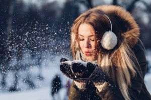 Sursa foto: https://pixabay.com/photos/people-woman-cold-weather-snow-2593377/