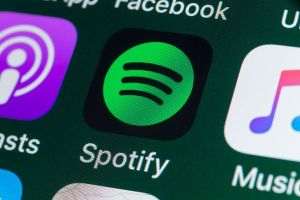 Numărul abonaţilor plătitori ai Spotify a depăşit pragul de 155 de milioane