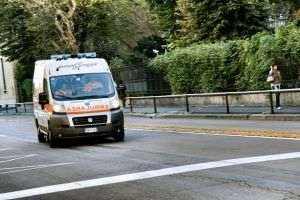 O ambulanţă care transporta o pacientă cu coronavirus s-a răsturnat pe DN 2