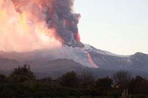 Vulcanul Etna a expulzat lavă şi cenuşă peste Sicilia