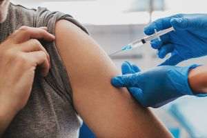 SUA demarează un studiu clinic privind reacţiile alergice ale vaccinurilor Moderna şi Pfizer