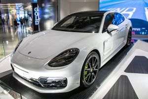 Porsche va construi în Germania o fabrică de baterii destinate vehiculelor electrice