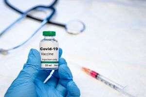 O doză de vaccin anti-COVID-19 reduce cu circa 50% transmiterea în interiorul unei familii