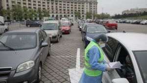 Peste 700 de persoane s-au vaccinat împotriva COVID-19 la un centru drive-thru din Piaţa Constituţiei