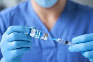 O tânără din Italia a primit din greşeală şase doze de vaccin Pfizer