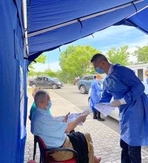 Dan Barna a fost voluntar la un centru de vaccinare drive-thru din Capitală