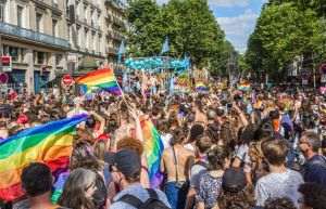 Circa 30 de mii de persoane au defilat într-un "marş al mândriei" organizat de comunitatea LGBT în centrul Parisului