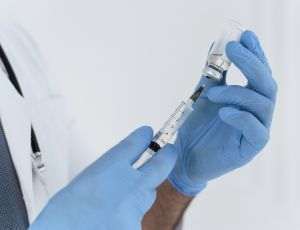 O persoană nevaccinată are un risc de 12 ori mai mare să contamineze pe alţii