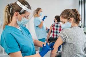 Autoritatea sanitară portugheză recomandă vaccinarea tuturor tinerilor începând de la 12 ani