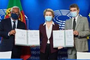 Antonio Costa, Ursula von der Leyen şi David Sassoli, în momentul semnării de colegiuitori a regulamentului privind introducerea certificatului digital Covid-19.